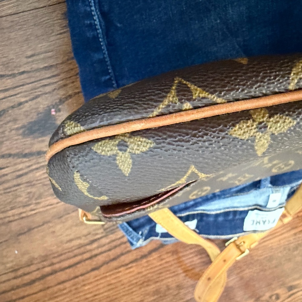 Louis Vuitton Monogram vintage shoulder Bag as shown - Picture 4 of 13